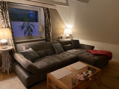 sala de estar con sofá y mesa en Hoch Hamburg, ein Traum unterm Dach, en Geesthacht