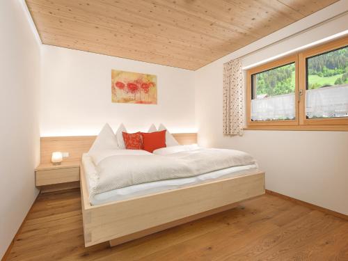 1 dormitorio con 1 cama en una habitación con ventana en Felder Apartments, en Schoppernau