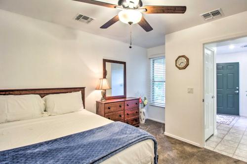 um quarto com uma cama e uma ventoinha de tecto em Sunlit Tucson Escape with Patio about 10 Mi to Dwtn! em Tucson
