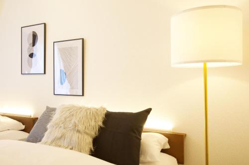 a bedroom with a bed and a floor lamp at ヒルトップ箱根入生田203 in Yumoto