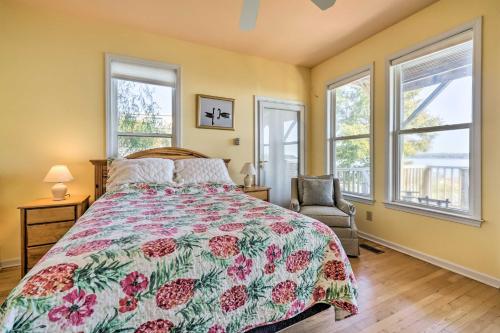 een slaapkamer met een bed en 2 ramen bij Charming Waterfront Home Fish, Boat and More! in Sneads Ferry