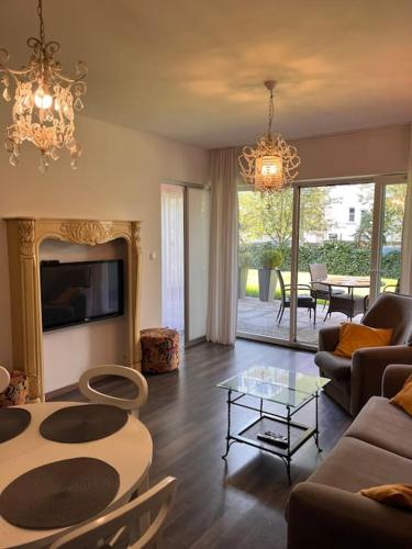 salon z kanapą i stołem w obiekcie Apartament Stella Baltic w Świnoujściu