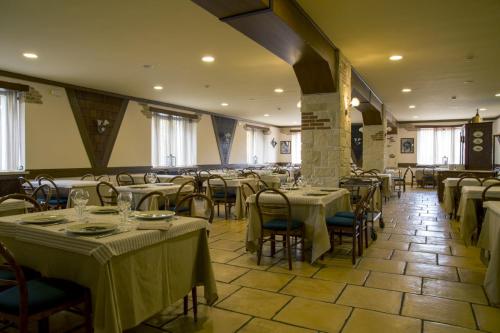 uma sala de jantar com mesas e cadeiras num restaurante em Albergo Reale em Roccaraso