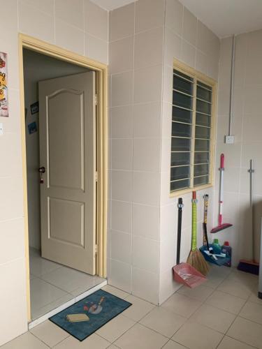 een kamer met een deur en een tapijt op de vloer bij ZillQayyim Homestay in Seri Iskandar
