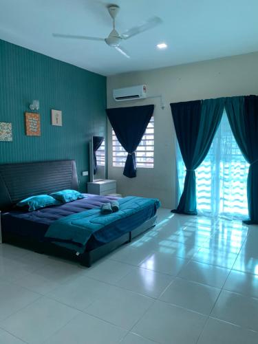 Schlafzimmer mit einem Bett und blauen Wänden in der Unterkunft ZillQayyim Homestay in Seri Iskandar
