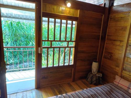 Katil atau katil-katil dalam bilik di Retreat Home Bản Dọi Mộc Châu