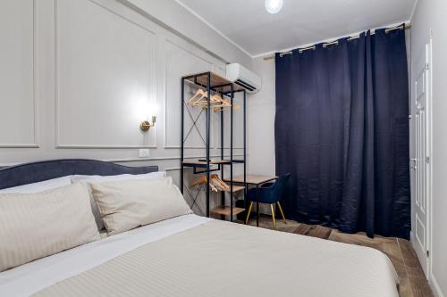 um quarto com uma cama e uma secretária num quarto em Vogue Suites Rome em Roma