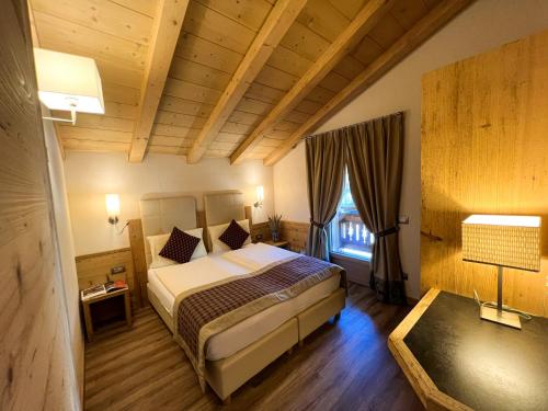 een slaapkamer met een groot bed en een raam bij Casa Meta in Livigno