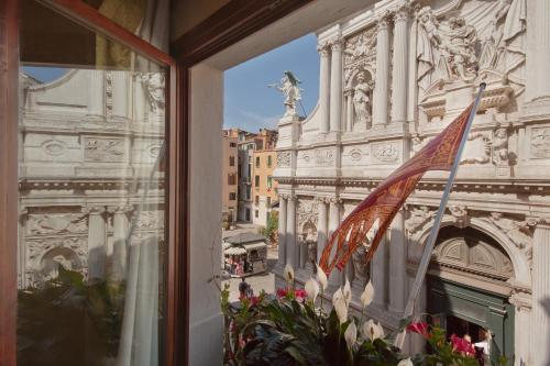 a window view of a building with a flag at Hotel Bel Sito e Berlino in Venice