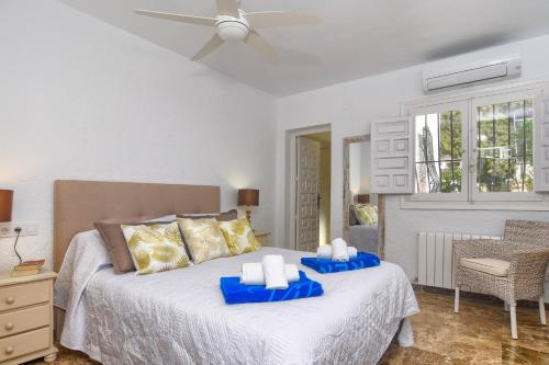 Katil atau katil-katil dalam bilik di Sunset Villa Javea with private pool,tennis and padel court