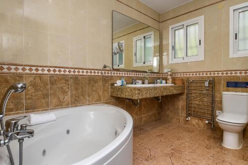 Bilik mandi di Sunset Villa Javea with private pool,tennis and padel court