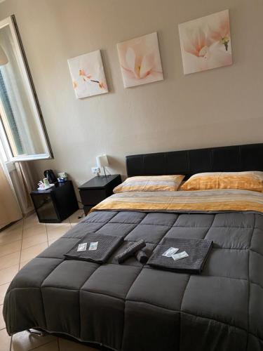 Un pat sau paturi într-o cameră la Affittacamere Home&Stazione Bologna