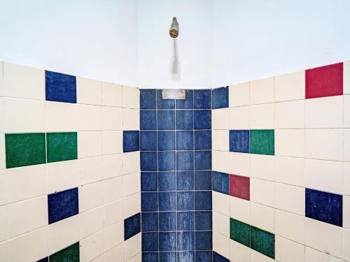 a bathroom with colorful tiles on the wall at Super OYO Capital O 91810 Hotel Balebat 2 in Bandung