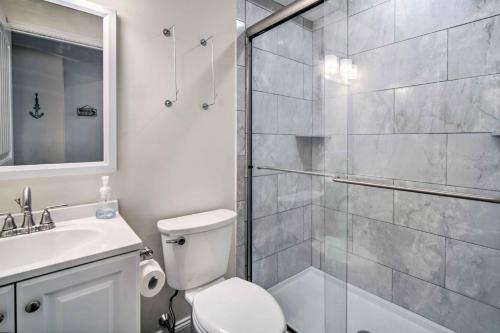 Un baño con ducha, inodoro y lavabo. en Wildwood Ground-Floor Condo with Community Pool, en Wildwood