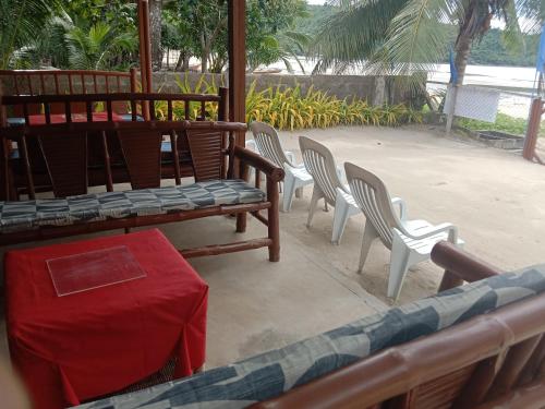 Гостиная зона в Bucana beachfront guesthouse
