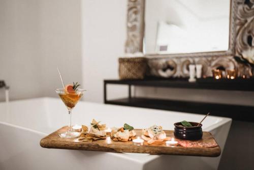 una bandeja de comida y una bebida en una mesa en 42 Loves Bay 5 Bedroom Sea cliff View House with Pool, en Kiama