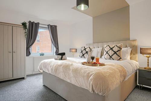 a bedroom with a large bed and a window at City Centre Apartment with Free Parking, Balcony, Super-Fast Wifi and Smart TV with Netflix by Yoko Property in Northampton