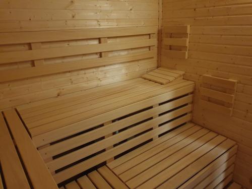 eine Holzsauna mit einer Holzbank in der Unterkunft ChataTrucovna, wellness,sauna, vířivka,klid,relax, in Lipová-lázně