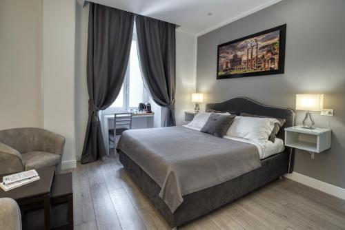 ローマにあるRhome Guest Houseのベッドルーム1室(ベッド1台、ソファ、椅子付)
