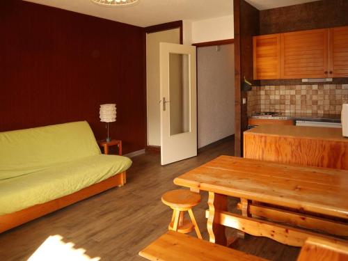 un salon avec un lit et une table dans l'établissement Studio 6 pers, sud, centre station, balcon, accès pistes - FR-1-322-133, aux Orres