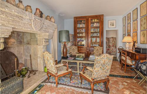 - un salon avec une cheminée, une table et des chaises dans l'établissement Awesome Home In Bonnieux With Sauna, à Bonnieux