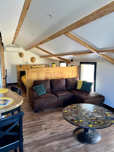 a living room with a couch and a table at Le Studio des Gîtes Aérostier in La Roque-Gageac