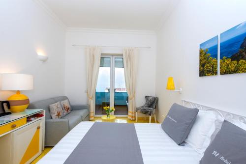 Ένα ή περισσότερα κρεβάτια σε δωμάτιο στο Relais Maresca Luxury Small Hotel & Terrace Restaurant