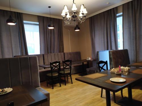 comedor con mesa y sillas en The Clocktower Hotel, en Baku