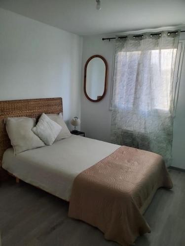 une chambre avec un grand lit et une fenêtre dans l'établissement Appartement moderne et équipé, à LʼIsle-Jourdain