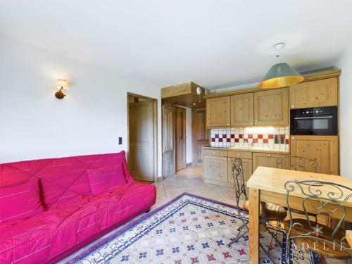 un salon avec un canapé rouge et une cuisine dans l'établissement Appartement cosy, 2 pièces, terrasse, parking, proche centre et remontées, Montvalezan - FR-1-398-520, à La Rosière