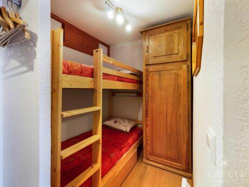 Cette petite chambre comprend 2 lits superposés et une porte. dans l'établissement Appartement Montvalezan-La Rosière, 2 pièces, 4 personnes - FR-1-398-617, à Montvalezan