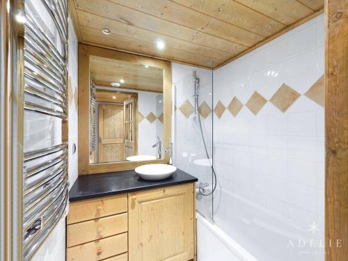une salle de bain avec un lavabo, un miroir et une douche dans l'établissement Appartement cosy, 2 pièces, terrasse, parking, proche centre et remontées, Montvalezan - FR-1-398-520, à La Rosière