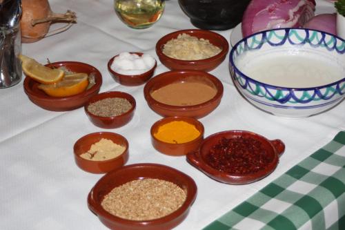 Makanan di atau berdekatan rumah tamu ini