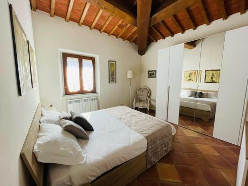 sypialnia z dużym łóżkiem w pokoju w obiekcie A duecento passi- comfort nel cuore della Toscana w mieście San Giovanni Valdarno