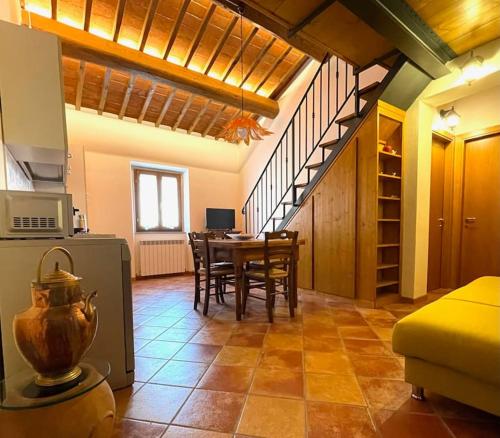 a living room with a table and a dining room at A duecento passi- comfort nel cuore della Toscana in San Giovanni Valdarno