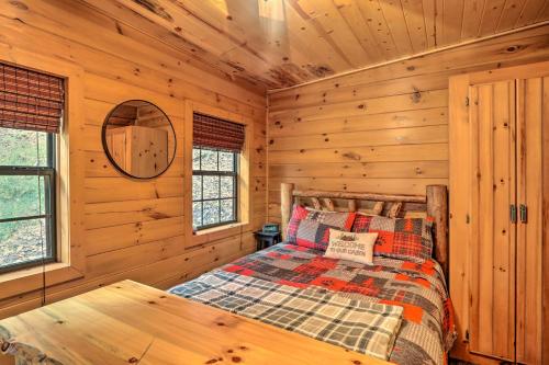 um quarto com uma cama num chalé de madeira em Charming Blue Ridge Cabin with Deck and Grill! em Blue Ridge