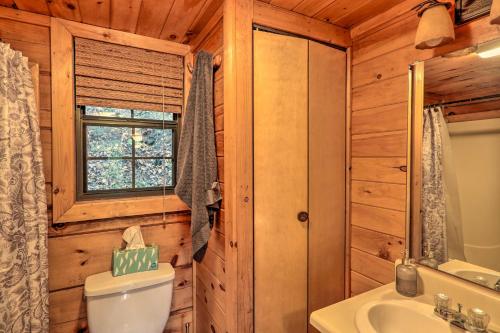uma casa de banho em madeira com um WC e um lavatório em Charming Blue Ridge Cabin with Deck and Grill! em Blue Ridge