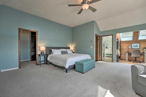 Ένα ή περισσότερα κρεβάτια σε δωμάτιο στο Spacious Delton Home with Fire Pit and Lake Views