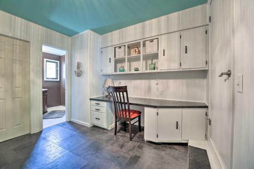 Η κουζίνα ή μικρή κουζίνα στο Spacious Delton Home with Fire Pit and Lake Views