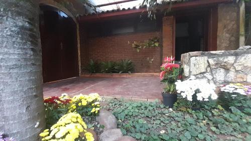 a garden with flowers in front of a building at Casa Solar in Rio de Janeiro