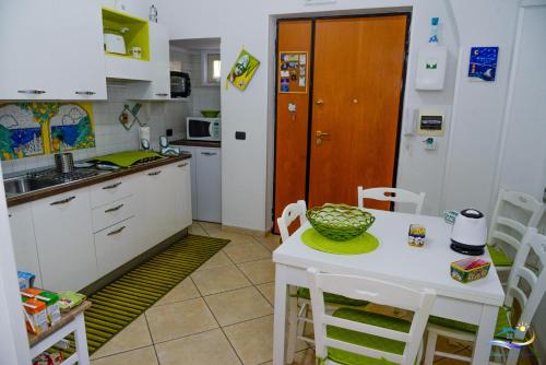 Kuchyňa alebo kuchynka v ubytovaní Holiday House Piccirillo