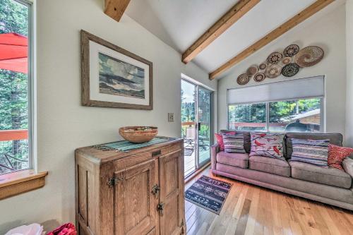 Cloudcroft Cabin with Deck Less Than 2 Mi to Downtown!にあるシーティングエリア