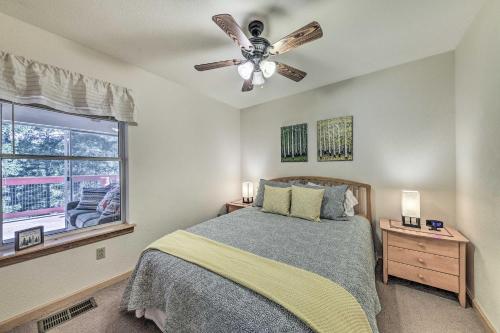 クラウドクロフトにあるCloudcroft Cabin with Deck Less Than 2 Mi to Downtown!のベッドルーム1室(天井ファン、窓付)