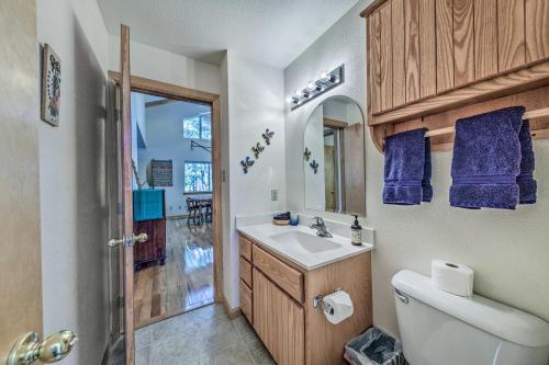 La salle de bains est pourvue d'un lavabo, de toilettes et d'un miroir. dans l'établissement Cloudcroft Cabin with Deck Less Than 2 Mi to Downtown!, à Cloudcroft