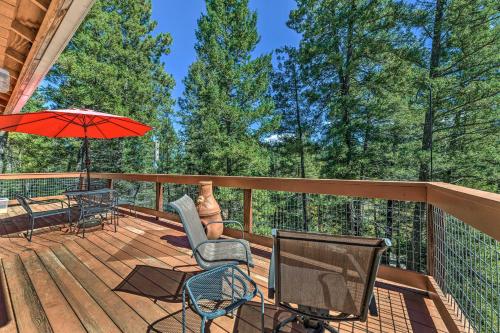 Cloudcroft Cabin with Deck Less Than 2 Mi to Downtown!にあるバルコニーまたはテラス