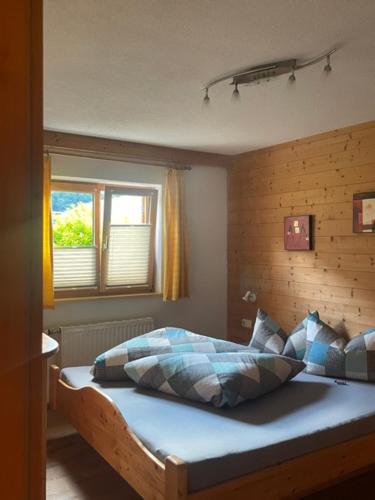 um quarto com uma cama e uma janela em Ferienwohnung Gaschurn Ganahl em Gaschurn