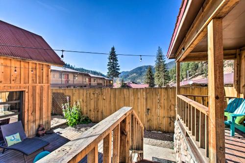 Балкон или терраса в Unique Mtn Getaway with Stunning Outdoor Area!