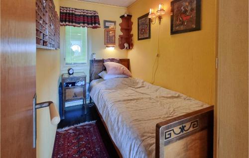 Postel nebo postele na pokoji v ubytování 3 Bedroom Stunning Home In Kyrkesund