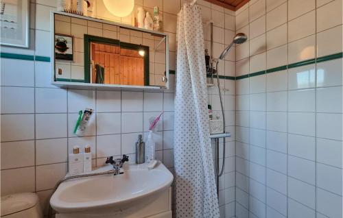 Koupelna v ubytování 3 Bedroom Stunning Home In Kyrkesund