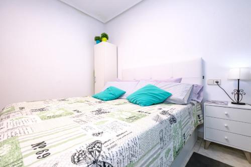 トレビエハにあるALEGRIA ID18の白いベッドルーム(青い枕のベッド付)